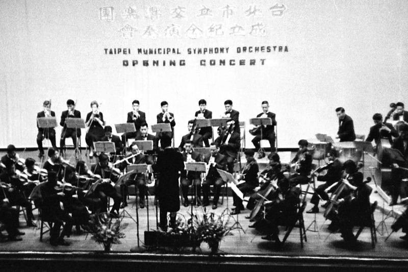1965年11月20日，台北市立交響樂團成立，於中山堂中正廳舉行首次演奏會，招待政府首長及外賓，圖為表演情形。圖／聯合報系資料照片