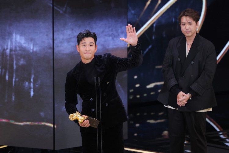 第59屆金馬獎，最佳原創電影音樂獎項由周興哲（左）、吳易緯獲得。聯合報金馬採訪團隊／攝影