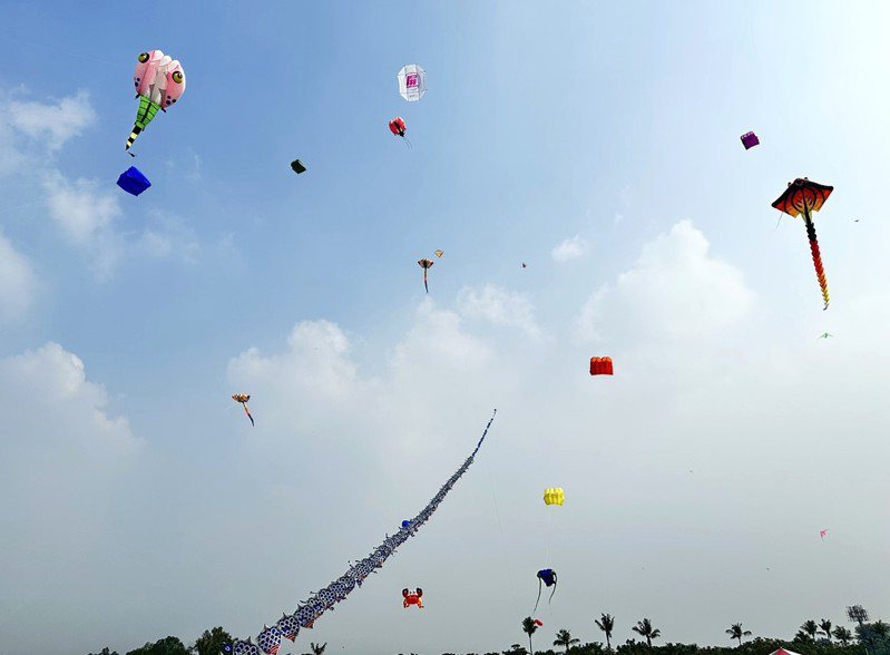 邁入第7年的2022屏東風箏節，以「放風樂園」為主題，今天在高屏溪河濱公園盛大登場。圖／屏東縣政府提供