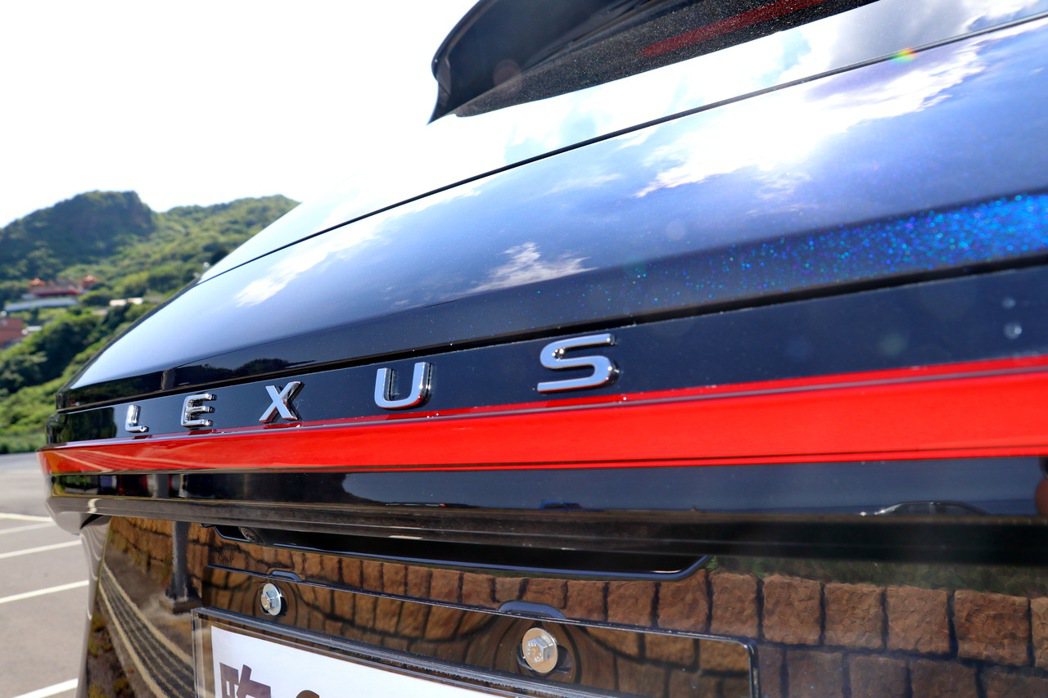 使用「LEXUS」字母排列來取代原本的廠徽設計。 記者陳威任／攝影
