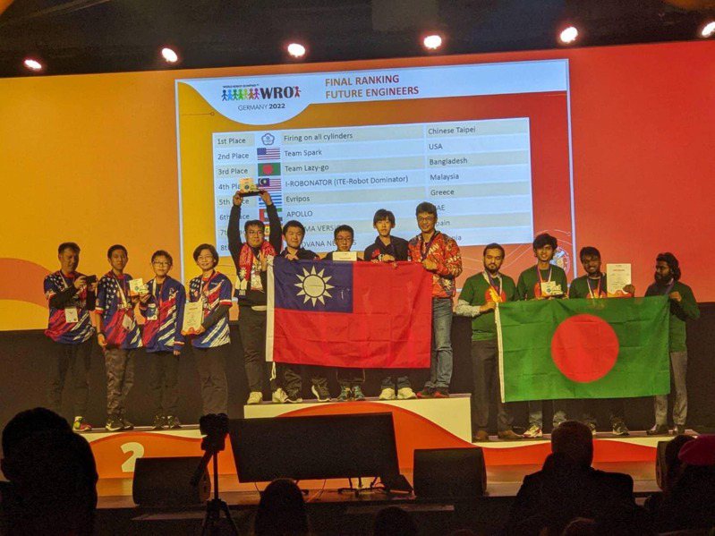 台中溪南國中參加國際奧林匹亞機器人大賽，在「未來工程師」組榮獲金牌。（玉山機器人協會提供）中央社