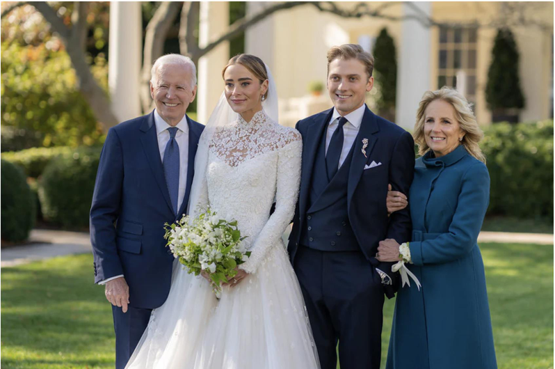 美國總統拜登(左)的長孫女娜歐米·拜登(左二)與尼爾(右二)於19日上午在白宮南草坪舉行婚禮，婚禮後與拜登和第一夫人吉兒(右)合影。圖／白宮提供