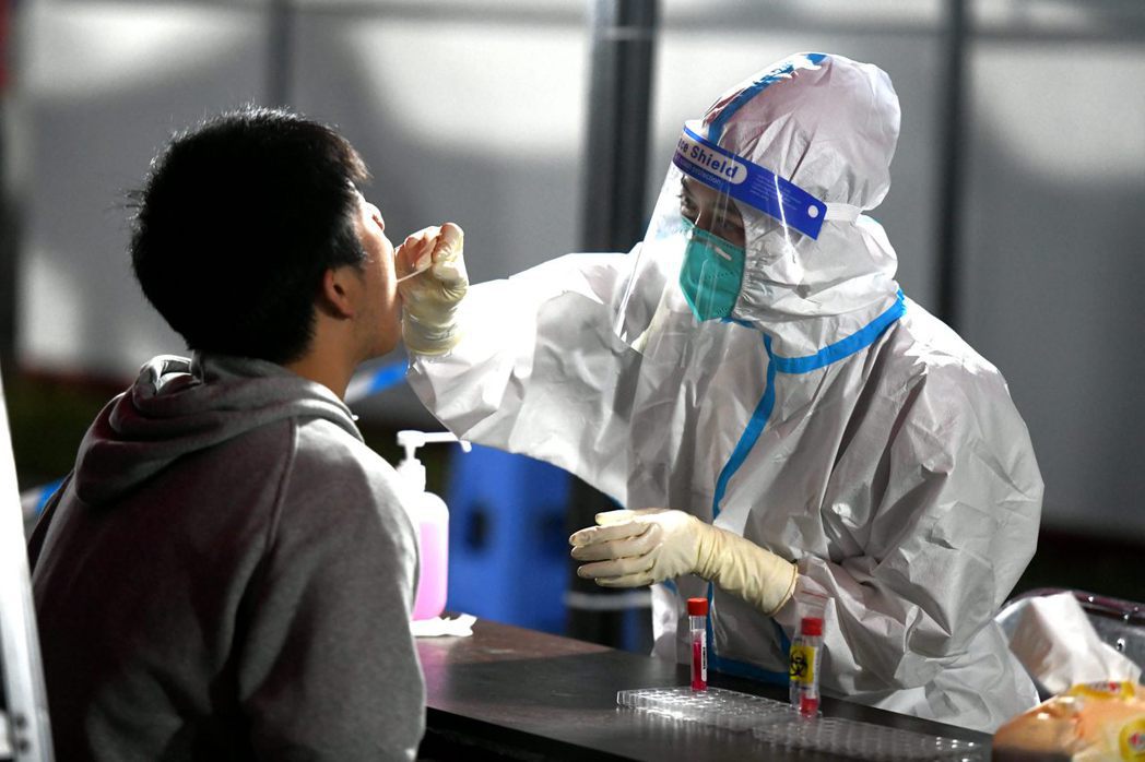 大陸香港等專家均稱新冠病毒的致死威脅已非常低。圖為福建福州市民接受核酸採樣。（中...