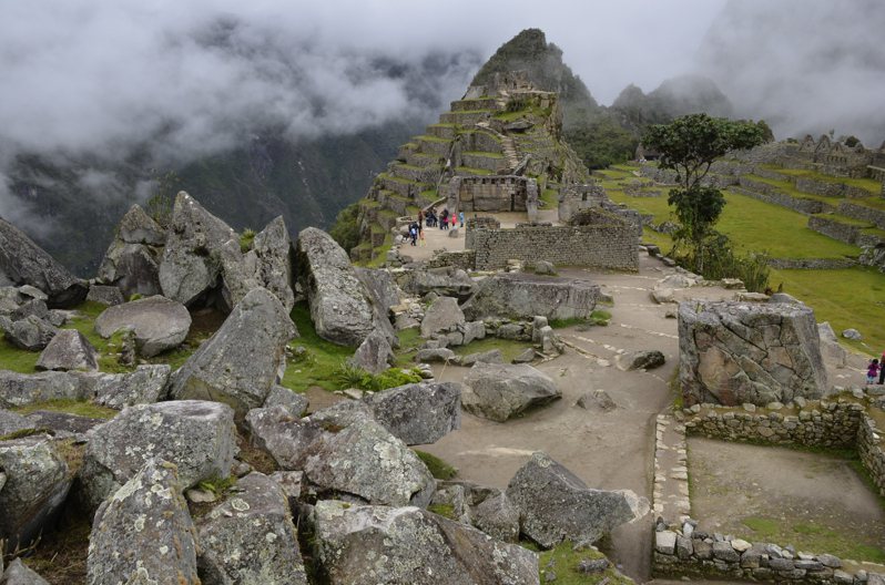 馬丘比丘是遊客走訪秘魯時的必去景點，園區內有座落於斷崖絕壁上的神殿、廣場、祭壇、聖時、皇居、原生植物、水道、梯田等。圖／永嘉旅行社(大嘴鳥假期)提供