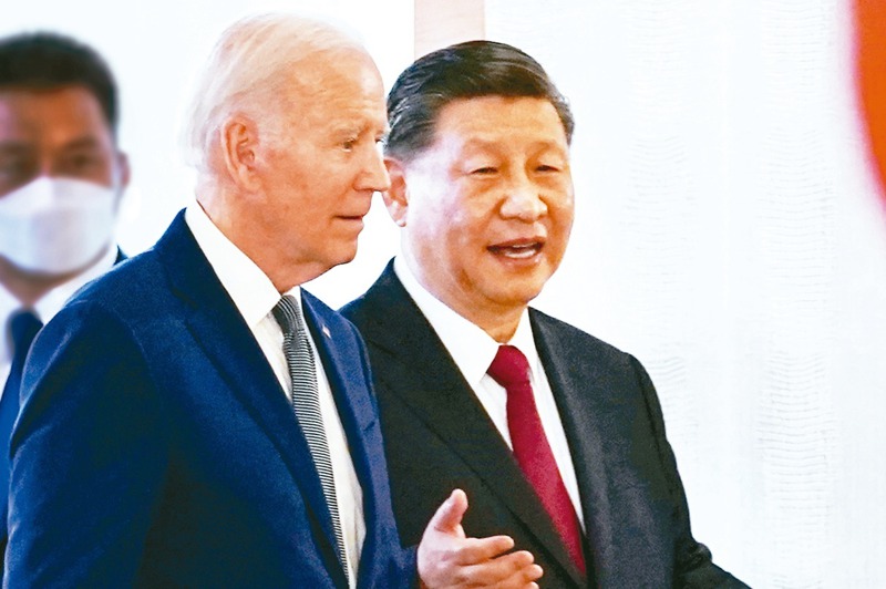 美國總統拜登（左）和大陸國家主席習近平（右）日前在峇里島舉行峰會，兩人邊走邊談。路透