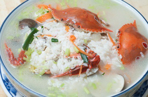 萬里蟹煮海鮮粥，米粒吸滿大海精華，搭配細嫩蟹肉非常美味。圖／新北市漁業處提供