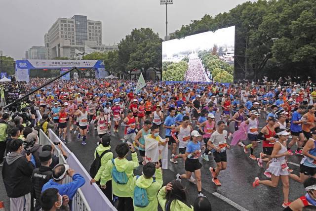 杭州馬拉松賽今晨起跑，有3.5萬人參賽，幾乎未見有人戴口罩。（杭州網）