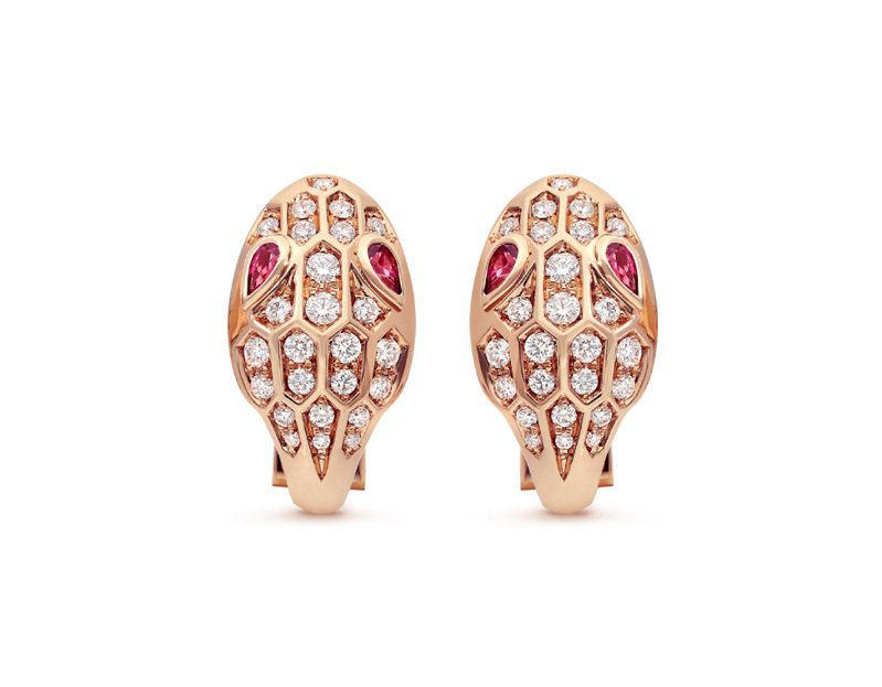 BVLGARI SERPENTI系列玫瑰金鑲嵌紅碧璽與鑽石耳環，約37萬8,500元。圖／寶格麗提供