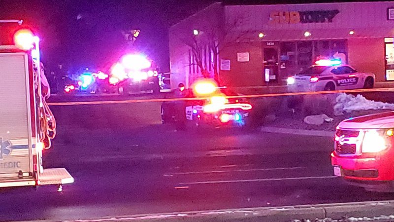 美國科羅拉多州泉市20日清晨驚傳槍響，警消人員在案發地圍起封鎖線。圖取自PhotoJuice News5推特帳號