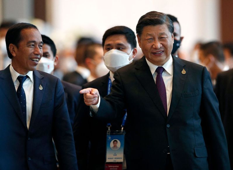 中國大陸國家主席習近平（右）18日在曼谷與印尼總統佐科威（左）同行。法新社