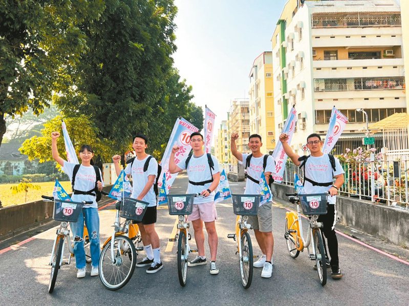 國民黨議員李雅芬拚連任，5名子女背著「搶救我媽媽」布旗騎單車上街催票。圖／李雅芬團隊提供