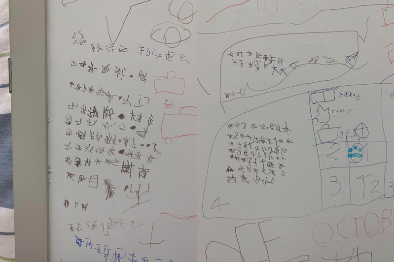 原PO分享四歲小孩半夜爬起來寫的外星文。圖擷自爆廢公社二館