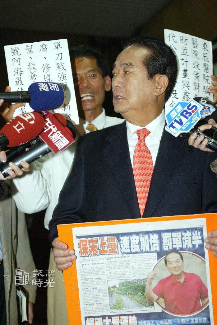 台北市長候選人宋楚瑜（右）及另一位市長候選人「抗議天王」柯賜海（左）。圖＼聯合報系資料照（2006/11/29 林秀明攝影）