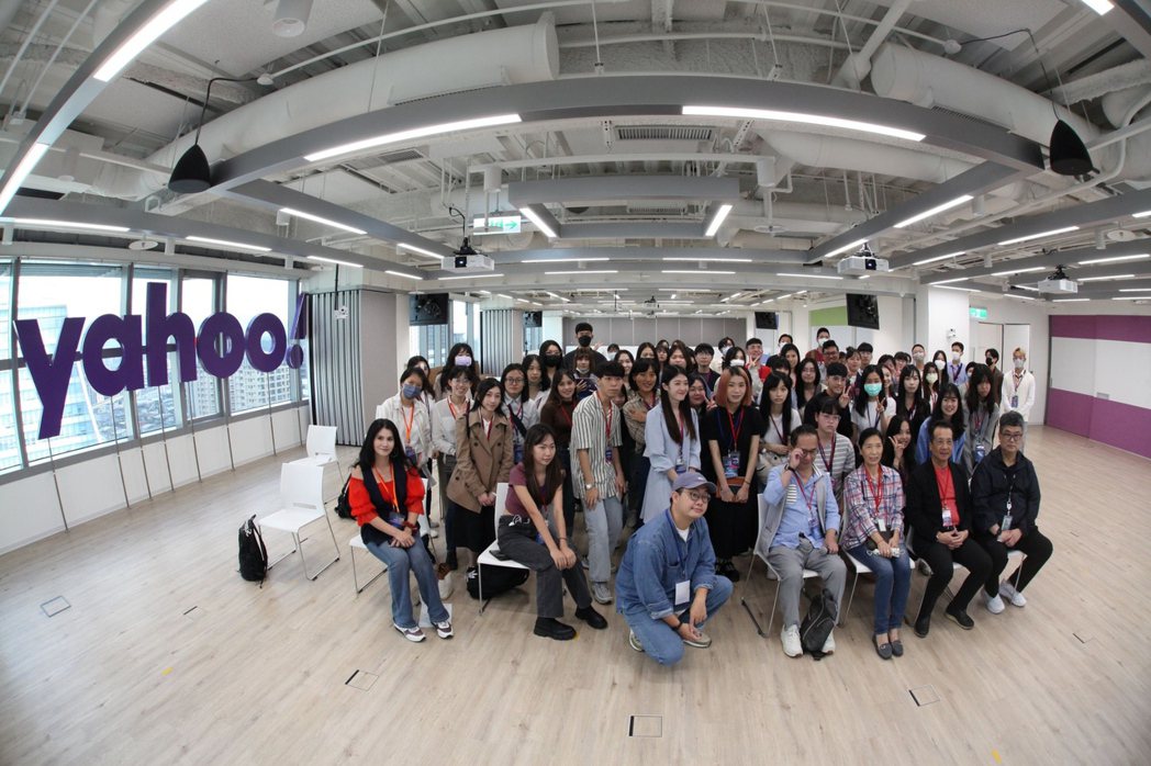在第一天的研習營，特別安排學生參觀Yahoo TV。中華文化推廣協會/提供