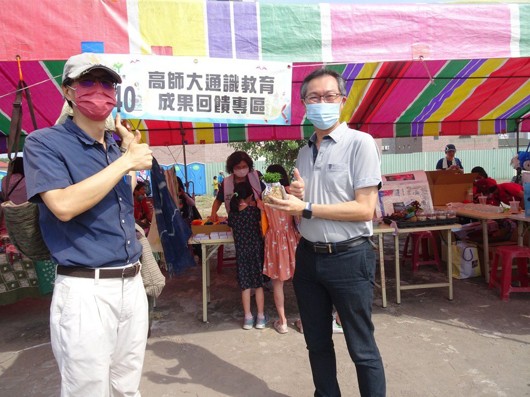 陳竹上主任（左）與實作課程簡聿成老師攤位前展示作品。高師大／提供