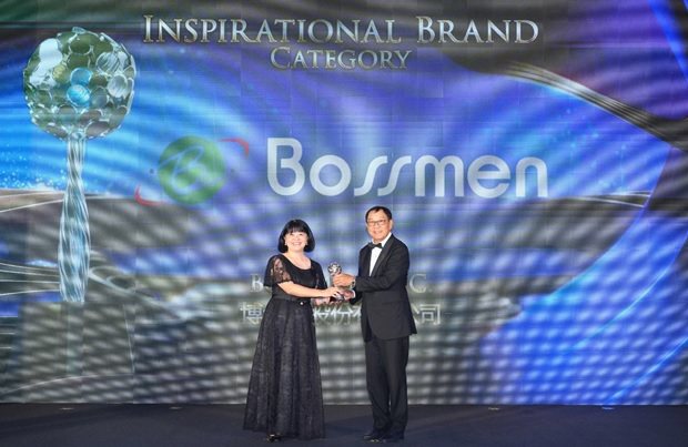 博士門公司總經理蔡淑娟（左）獲頒企業躍進獎及優異勵志品牌獎。 博士門公司／提供