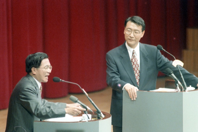 1994年台北市長選舉電視辯論會，趙少康（右）主打統獨，陳水扁（左）回了一句「有那麼嚴重嗎」，成為名言。 圖／聯合報系資料照片