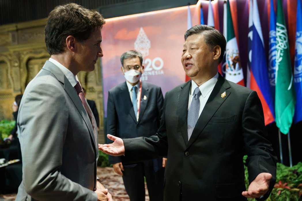 中國國家主席習近平（右）外交出擊，展現中方主場優勢，斥責加拿大總理杜魯道則是小插...