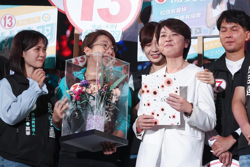 選前超級星期天，無黨籍台北市長候選人黃珊珊（右）在基隆路一段舉辦「偉大市民挺珊珊」造勢晚會，在台上收到兒子的禮物與卡片時，讓她忍不住眼眶泛淚。記者余承翰／攝影