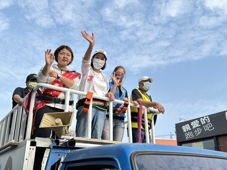 國民黨高雄市長候選人柯志恩（車上左二）今天上午在鳳山區安排車隊掃街。記者王慧瑛／攝影