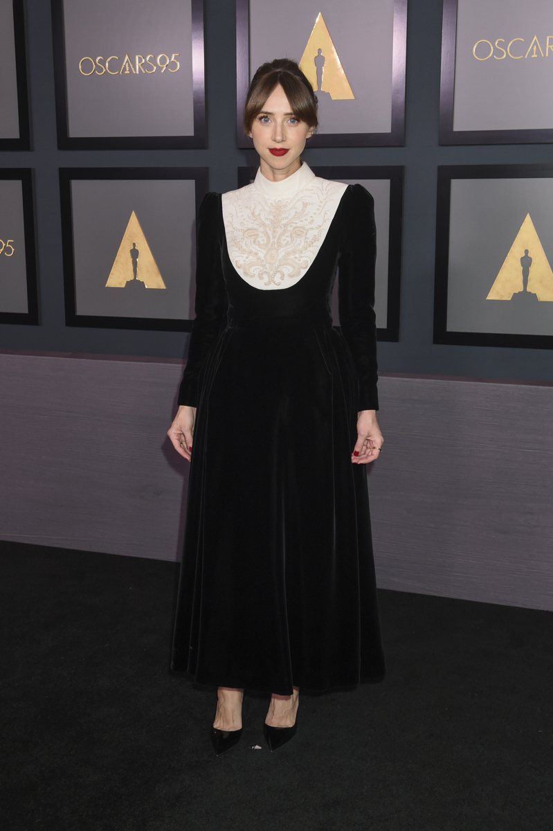 美國氣質女星柔依卡山穿Dior黑色絲絨高級訂製服出席學院主席獎晚宴。圖／Dior提供
