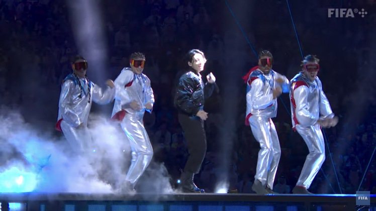 BTS成員田柾國穿VERSACE登上世界杯足球賽開幕典禮，演唱主題曲「Dreamers」。圖／摘自FIFA官方YOUTUBE
