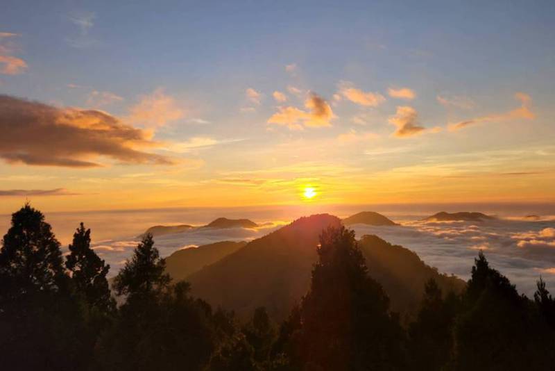 阿里山的雲海、日出名聞遐邇，千年神木更是世界珍寶，但你可能不知道，傳唱中的「台灣有個阿里山」，這座山其實不存在。圖為從小笠原觀景台遠眺景觀。圖／嘉義林區管理處提供