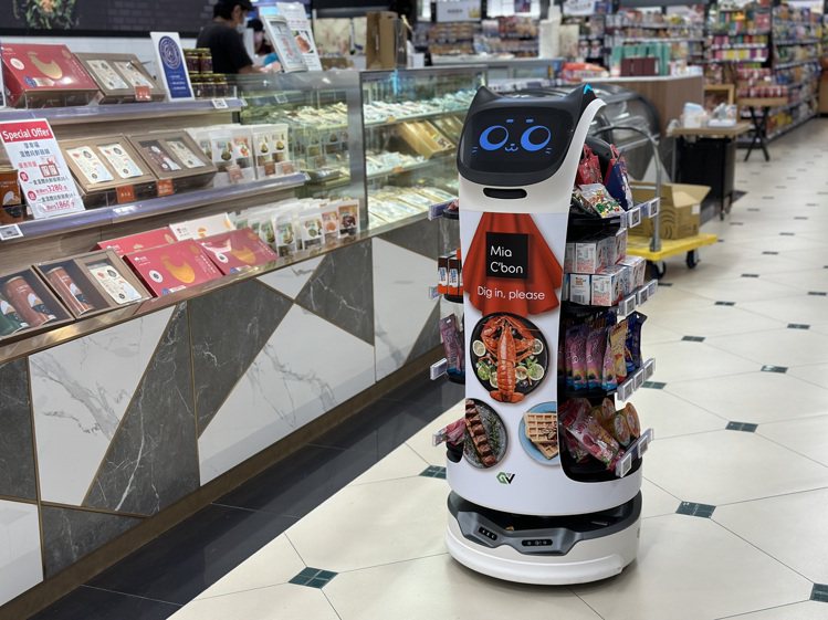 店內同樣導入虛擬店長機器人服務。記者黃筱晴／攝影
