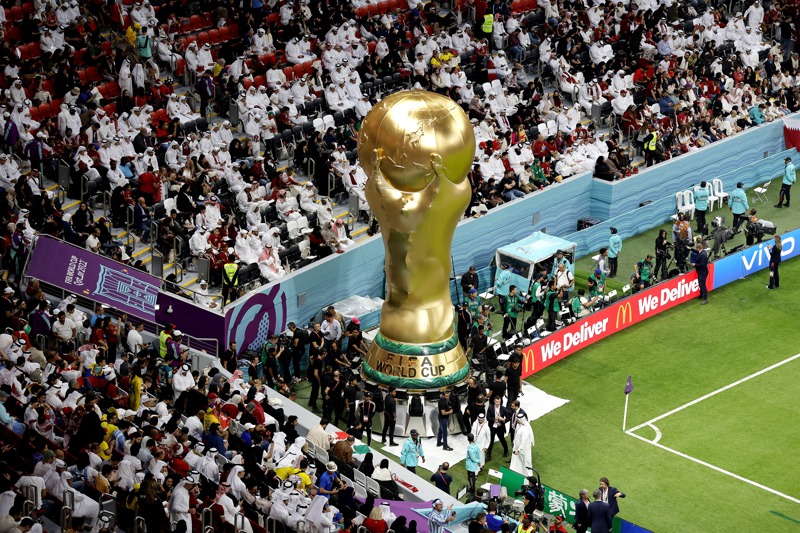 2022世界盃足球賽正式開幕，主辦國卡達斥資數百萬英鎊舉辦開幕式。卡達引進最新冷卻技術，加上球場皆使用太陽光電，號稱打造出「零碳」球場。歐新社