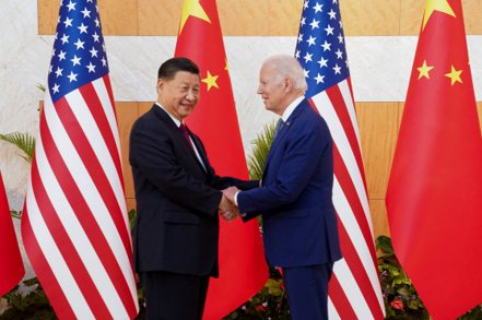 中國大陸領導人習近平（左）上周出席G20峰會，先是與美國修補關係，之後與歐洲領導人修好，似有意促使歐洲抵制拜登政府所倡議的壓制中國晶片業行動。  路透