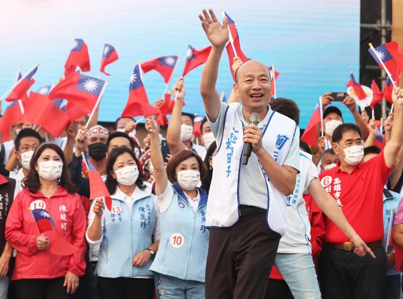 高雄市前市長韓國瑜昨天到高雄輔選，為國民黨市長候選人柯志恩助攻，喊出「買一送三」，試圖催出韓粉熱情，也為柯志恩多拉一些中間選票。本報資料照片