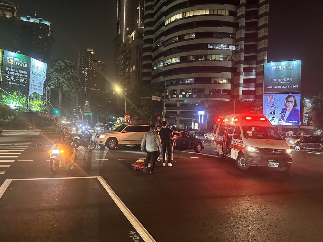 台中市西區忠明南路、五權西路在今晚(21)6時許，發生一起賓士車與山葉大重機的交...