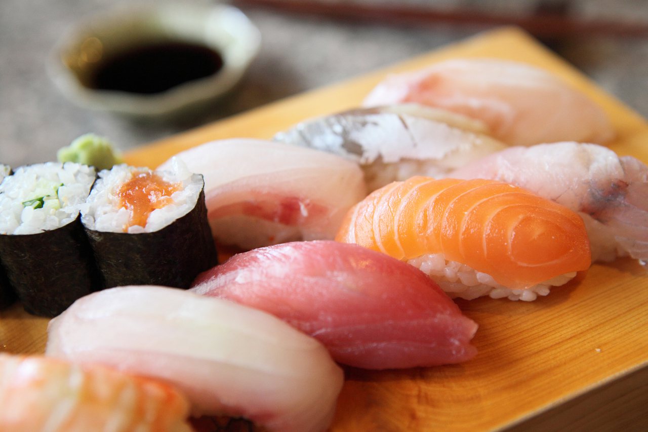 壽司幾乎都是白飯加肉類，整體來說，只有澱粉和蛋白質來源，且缺乏能夠增加飽足感的膳食纖維，需要在下一餐補回兩倍的蔬菜量，建議一個月吃 1-2 次即可。