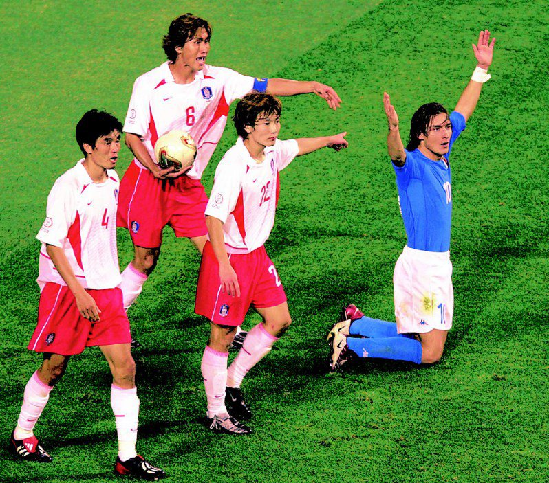圖為2002南韓對上義大利，當義大利隊托蒂（右）在禁區內被絆倒時，南韓柳相鐵（左二）及宋鍾國（右二）都指著托蒂說他假摔，裁判也真的這麼判，讓他紅牌出場。路透資料照
