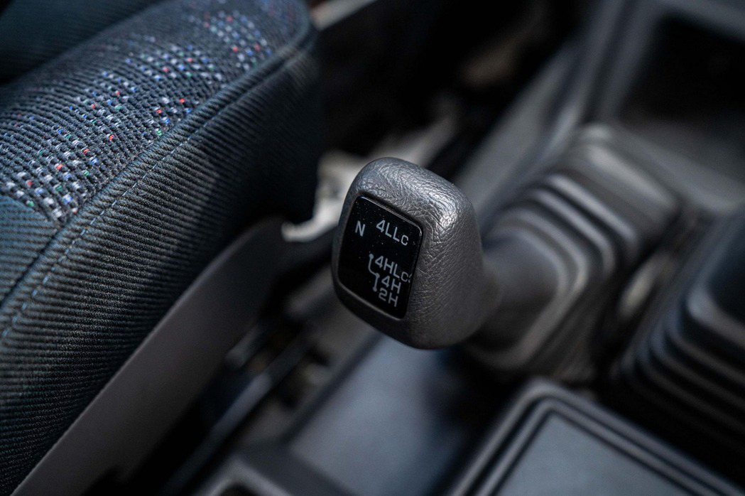 Pajero Evo配有兩速的加力箱。 摘自Cars & Bids
