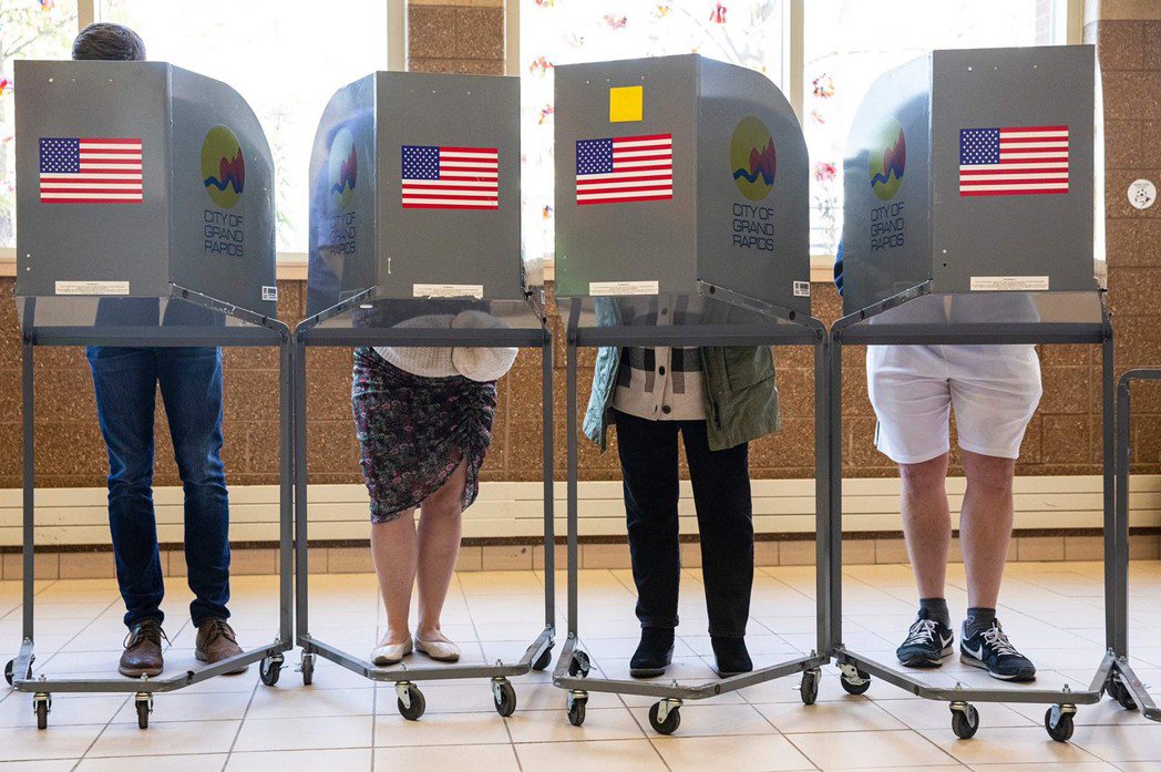 美國2022年期中選舉中投票的選民。 圖／美聯社　