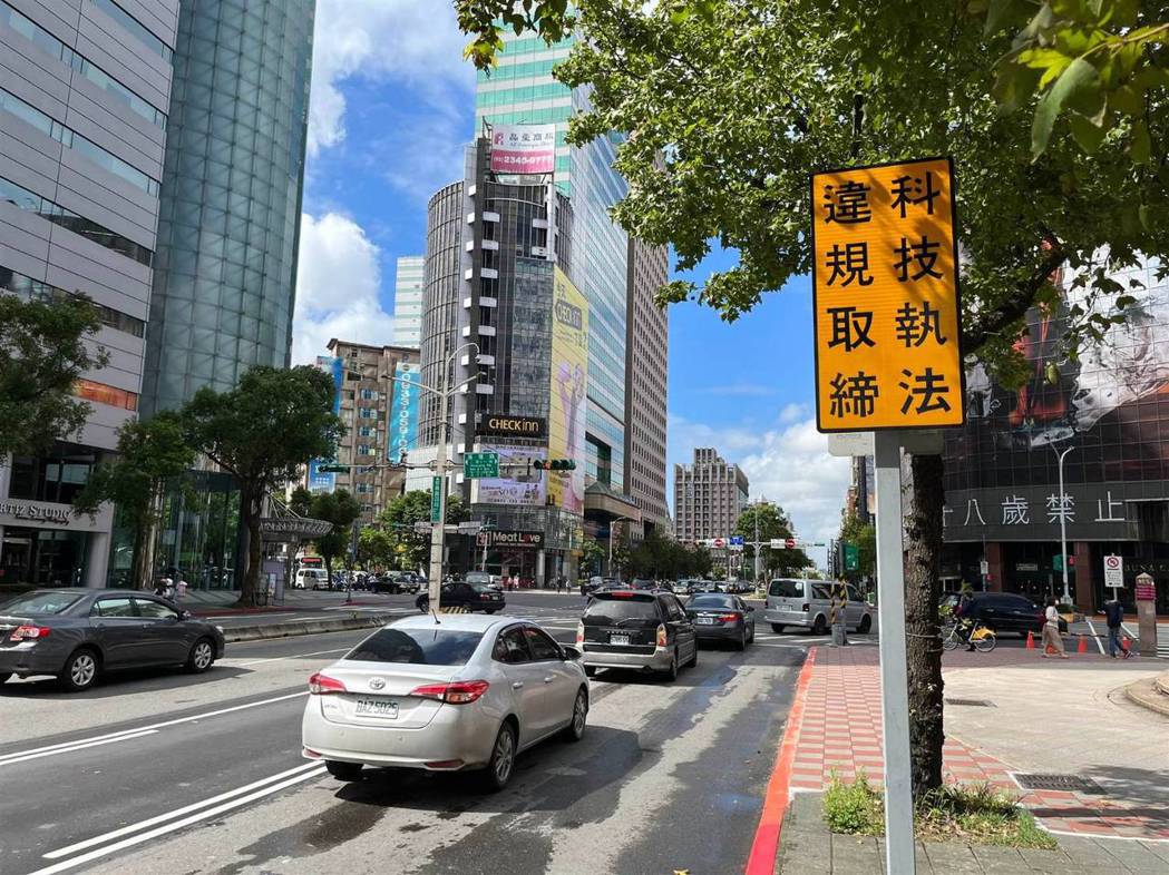 台北市警局在20處易肇事路口建置交通科技執法設備，12月1日起啟用執法。圖／台北市交通大隊提供