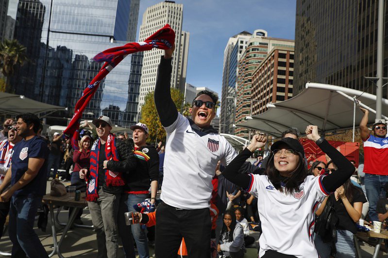 US WCup Soccer Fans
Phil Bui, from left, and Jane Lee, both of San Francisco, cheer after a goal by the U.S. as they watch the U.S. vs Wales World Cup Soccer game at The Crossing during a World Cup watch event on Monday, Nov. 21, 2022 in San Francisco, Calif. (Lea Suzuki/San Francisco Chronicle via AP) 美聯社