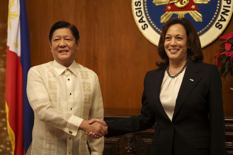 菲律賓總統馬可仕（左）21日在馬拉坎南宮與來訪的美國副總統賀錦麗（右）握手。歐新社