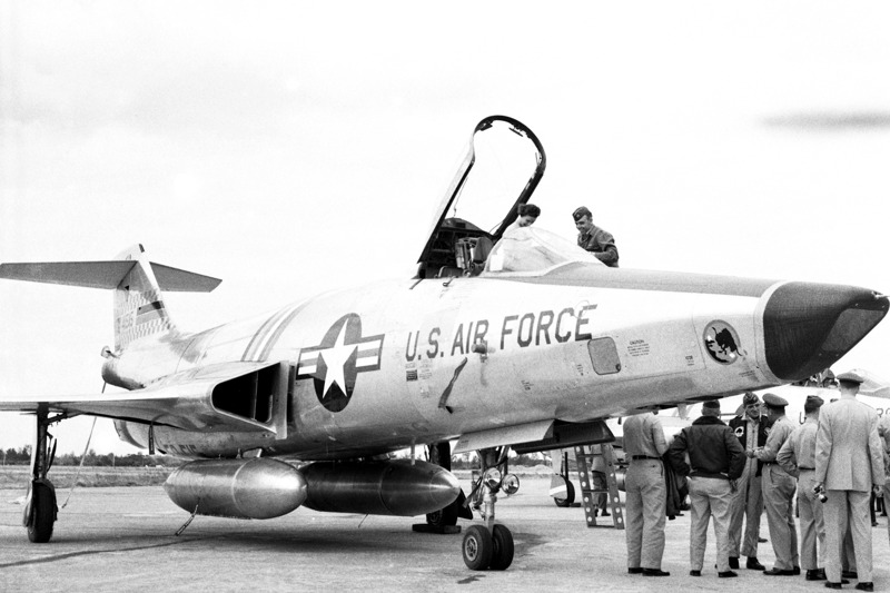 1957年11月23日，美國超音速噴射偵察戰鬥機「 Voodoo」RF－101兩架於台灣上空首次出現，並在空中做十分鐘表演後降落某地機場，供中外首長參觀。圖／聯合報系資料照片