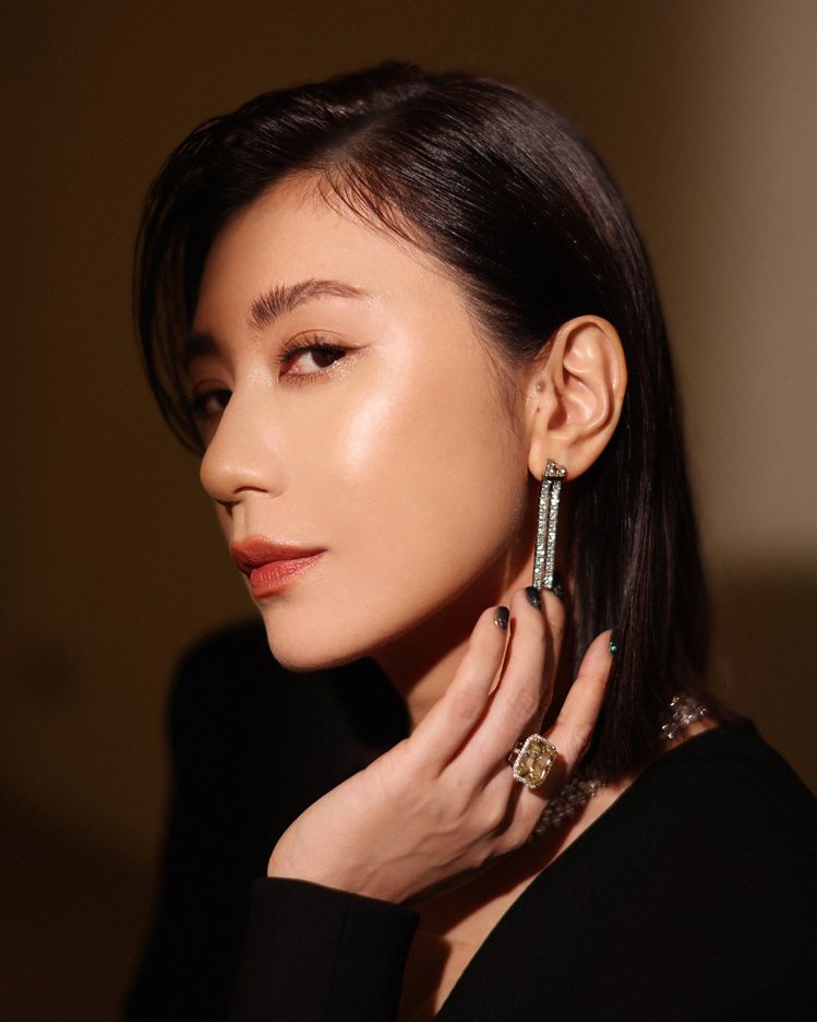 賈靜雯配戴Tiffany Edge鉑金與18K金鑲鑽耳環。圖／Tiffany提供