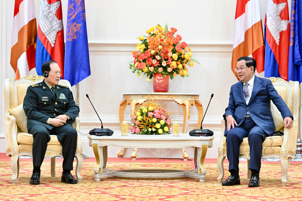 大陸國防部長魏鳳和20日抵達柬埔寨，柬埔寨總理洪森（右）已於當日在金邊會見魏鳳和...