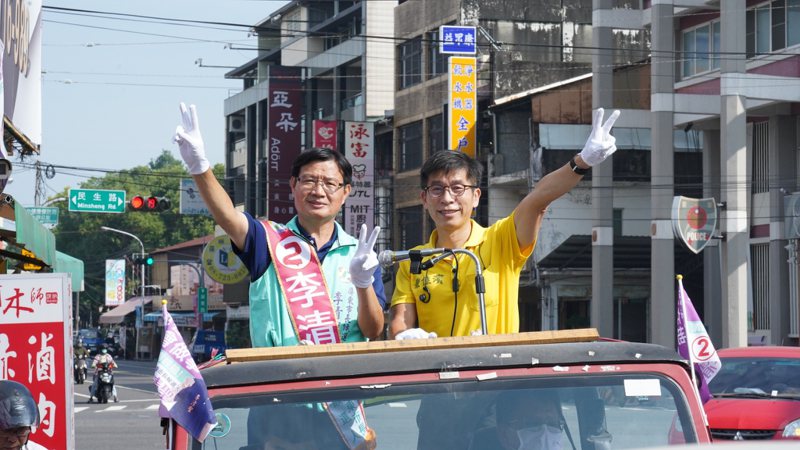 民進黨候選人李清聖（左）今上午與立委鍾佳濱車隊掃街，他表示，提告只是對手選舉伎倆之一，參選以來所有對對手的質疑都有所本。圖／李清聖競總提供
