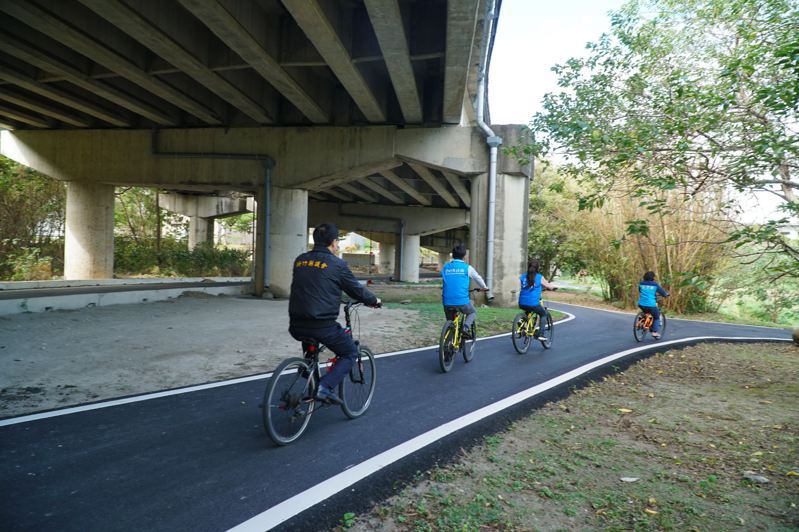 頭前溪南岸經典自行車道2020年完工，總長17.2公里，串聯大新竹地區東西向自行車軸線。圖／楊文科競辦提供
