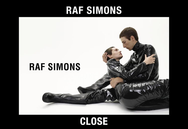 Raf Simons的官方網站主頁並留下一張黑白照片，照片中兩位模特兒在地上相擁，畫面中並留下黑底白字的RAF SIMONS CLOSE與白底黑字的RAF SIMONS字樣，象徵了一個時代的結束。圖 / 翻攝自 Raf Simons官方網站