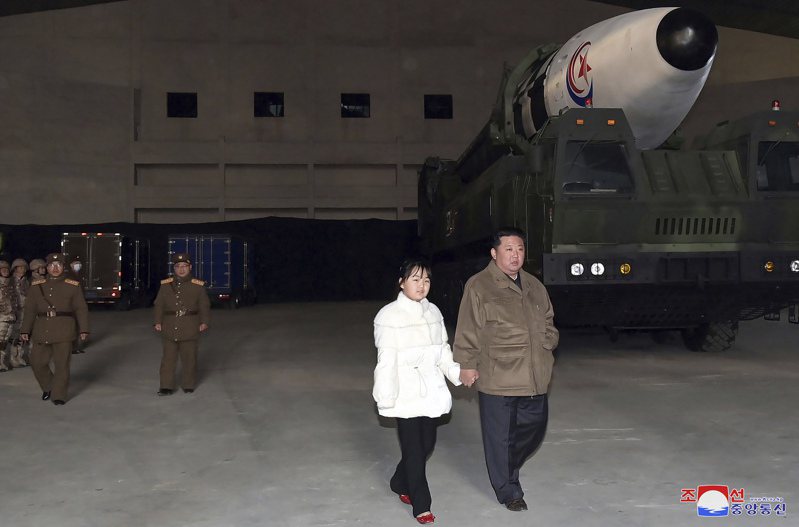 北韓領導人金正恩（右）18日牽著女兒金朱愛觀摩「火星17型」洲際彈道飛彈試射活動。美聯社
