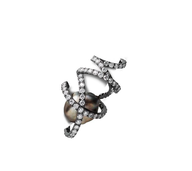 MIKIMOTO頂級珠寶系列巴洛克黑珍珠鑽石耳骨夾，約101萬元。圖／ MIKI...