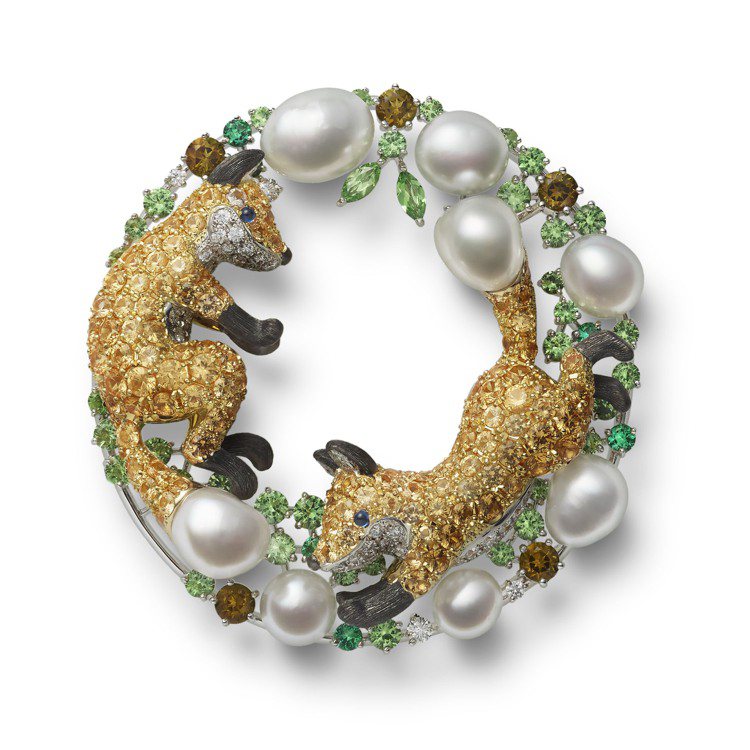 Mikimoto Wild And Wonderful頂級珠寶系列歐亞大陸-狐狸寶寶造型胸針，約154萬元。圖／ MIKIMOTO提供