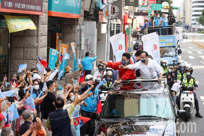 國民黨台北市長候選人蔣萬安（左）今天在國民黨主席朱立倫（右）陪同下，上午從松山區展開車隊掃街，沿途受到支持者熱烈地歡迎。記者余承翰／攝影