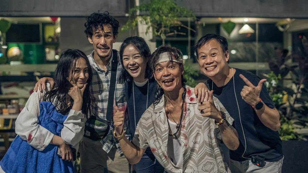 林映唯（左起）遠赴新加坡拍攝，與演員Shane Mardjuki、沈琳宸、李國煌及導演鄺子君合作。圖／Mm2singapore 提供